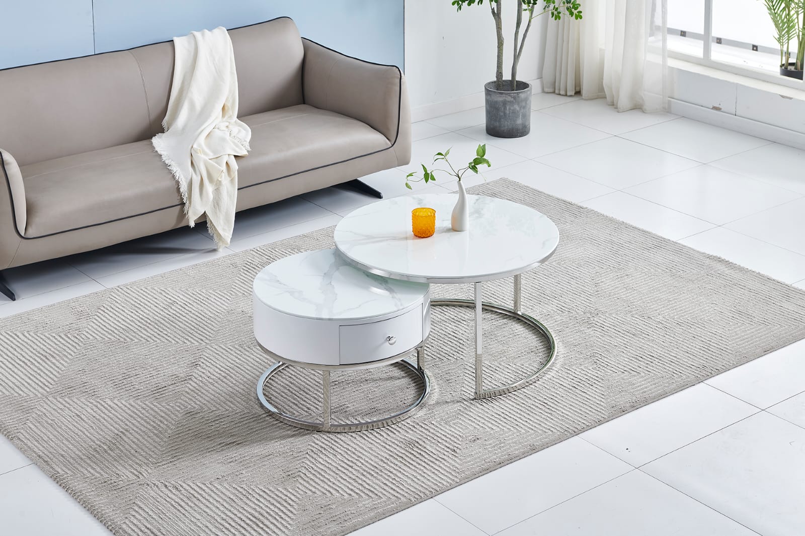 Satz-Couchtisch, runde Schublade, beige Marmor, silberne Füße, 60–80 c