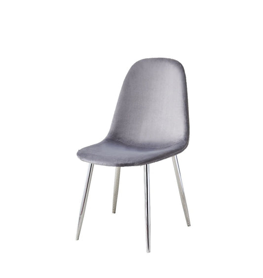 Chaise Scandi velours gris pieds en acier inoxydable argenté