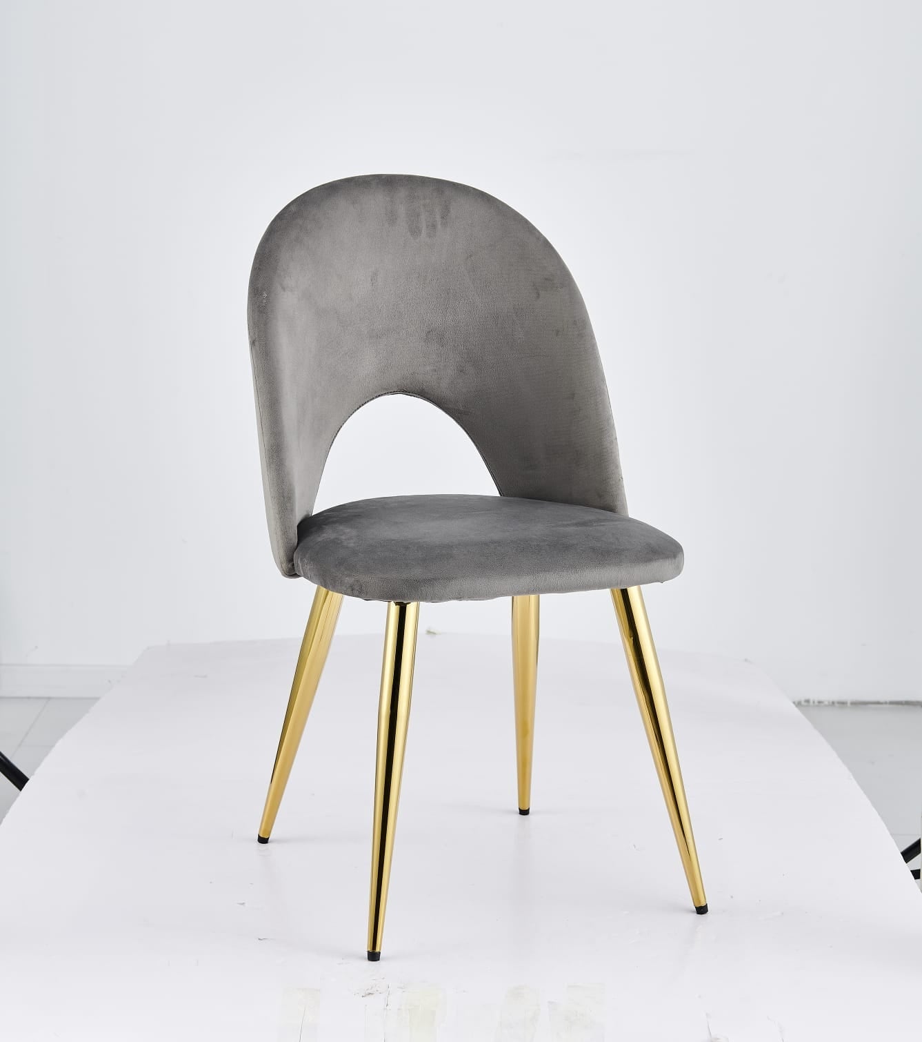 Amelia chair black velvet Taupe