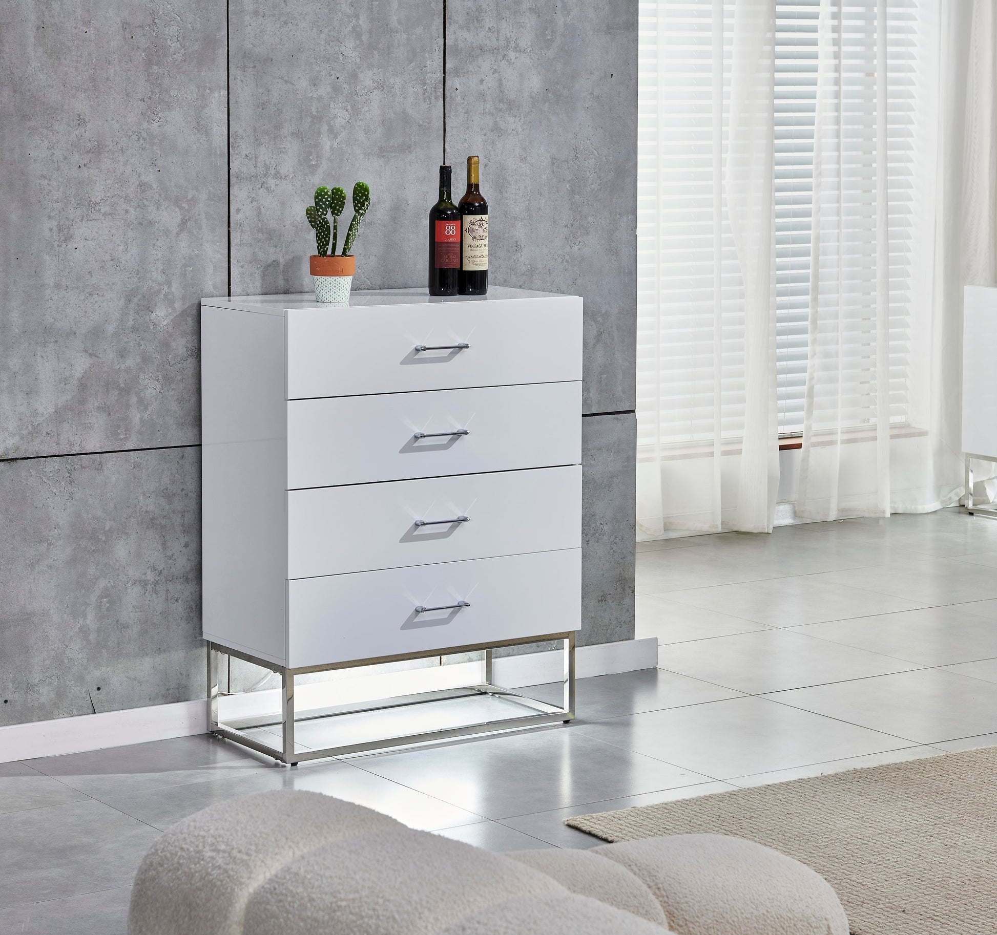 Commode Alya en bois laqué blanc et pieds en acier inoxydable argenté